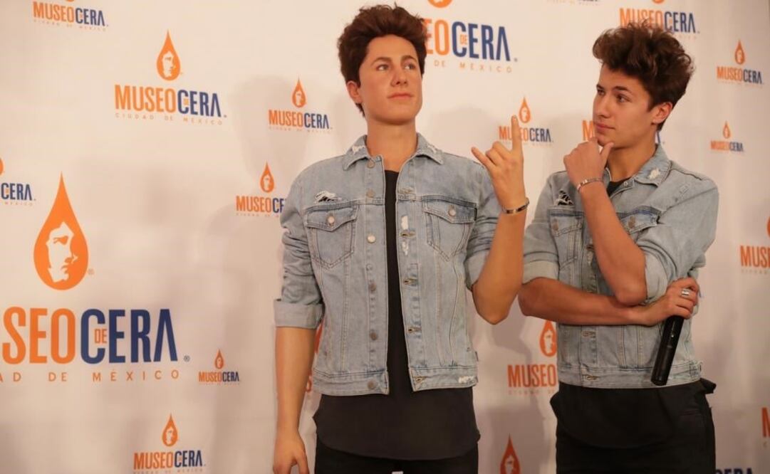 Juan Pablo Martínez Zurita YouTuber con su figura de cera en el museo de cera Cdmx (Foto: Luis Cortés El Universal)
