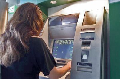 Buscan reducir fraudes en plásticos bancarios