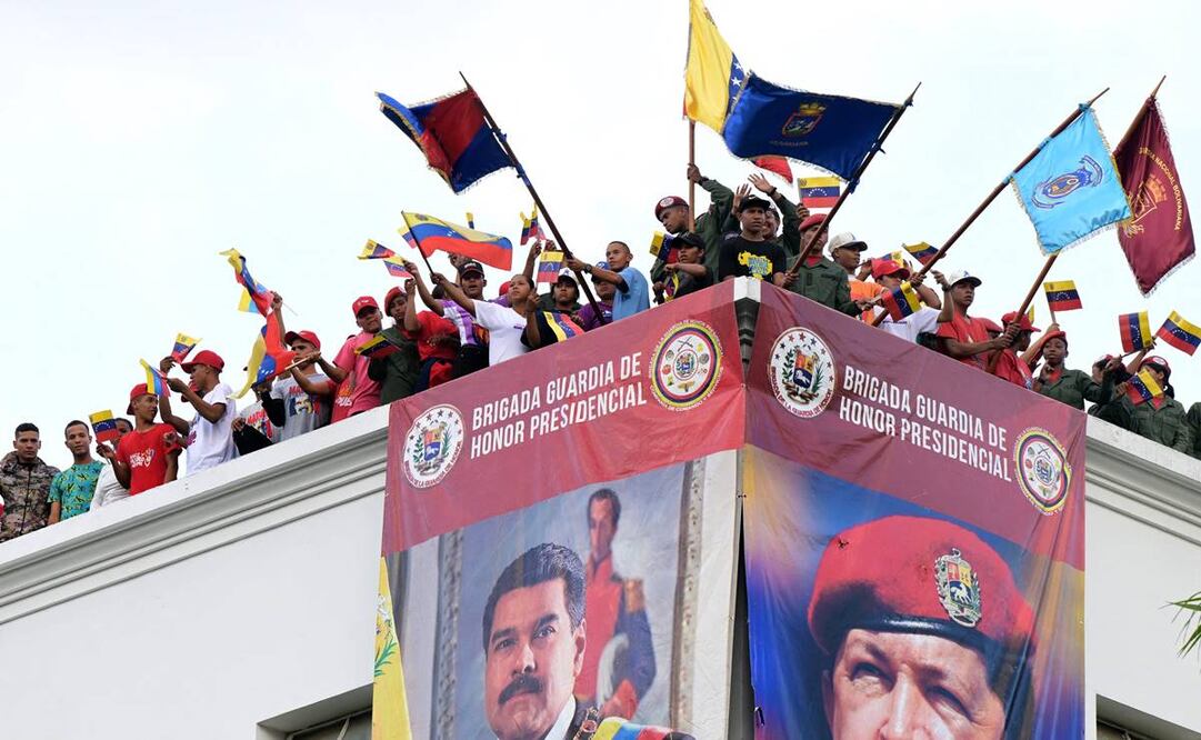 Miembros de la guardia de honor del presidente venezolano, Nicolás Maduro, se encuentran en el techo del palacio presidencial. Foto: AFP