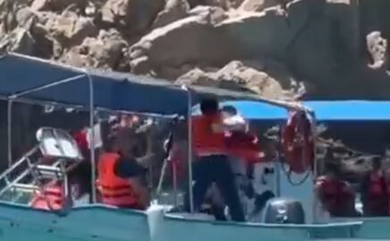 Captan pelea entre prestadores de servicios turísticos en plena embarcación en Los Cabos