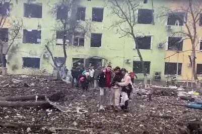 Rusia afirma que bombardeo en hospital en Mariupol fue "montaje"