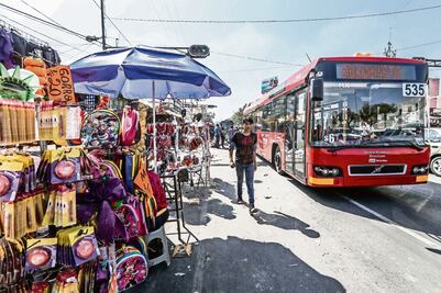 Ambulantes invaden carril del Metrobús en La Merced 