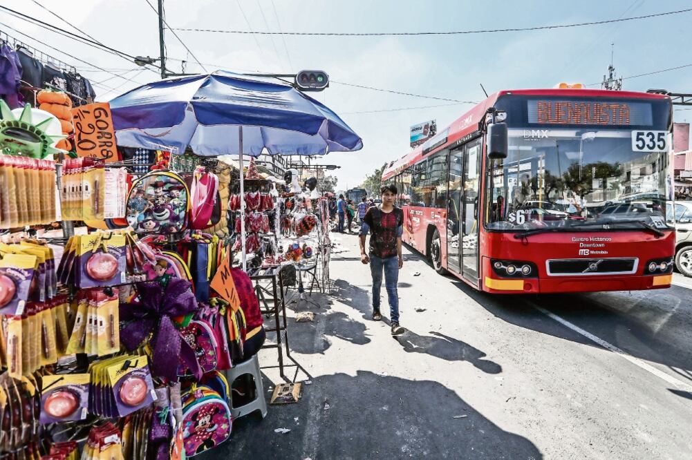 Ambulantes invaden carril del Metrobús en La Merced 