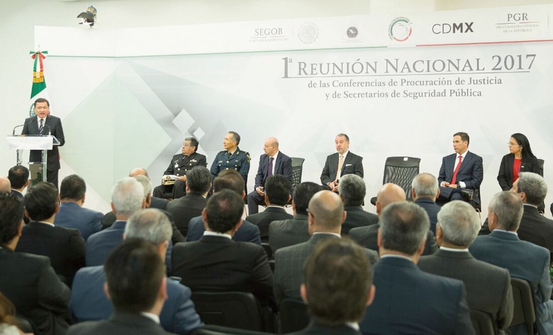 El secretario de Gobernación, Miguel Ángel Osorio, expresó que los estados deben asumir sus responsabilidades de profesionalización de sus policías. (SEGOB)