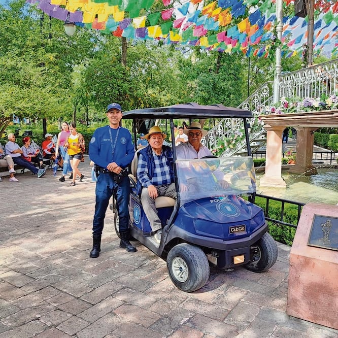 Los elementos de la policía turística también proporcionan orientación de los lugares de interés a visitar y como llegar Foto: Especial