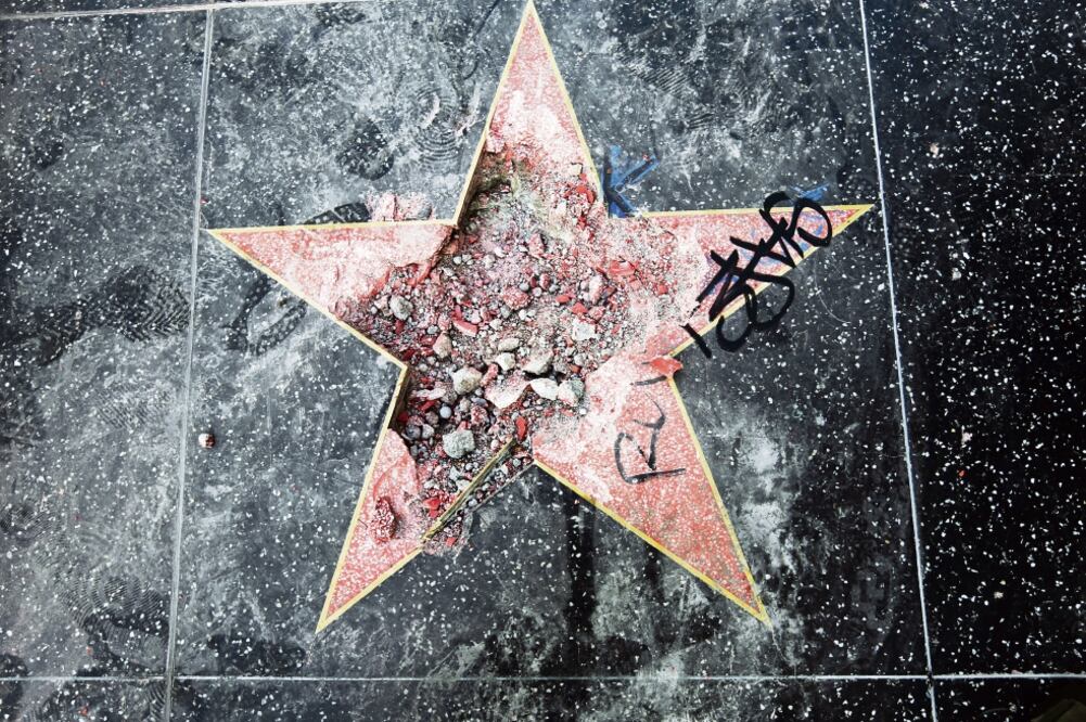 Vandalismo. La estrella de Donald Trump en el paseo de la fama de Hollywood fue destruida por un sujeto con un pico (REED SAXON. AP)