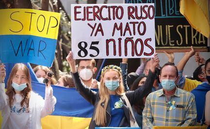 Ucranianos protestan en la Secretaría de Relaciones Exteriores; entonan himno nacional de Ucrania