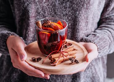 Glühwein: prepara la bebida favorita de la temporada con vino caliente