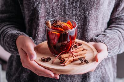 Glühwein: prepara la bebida favorita de la temporada con vino caliente