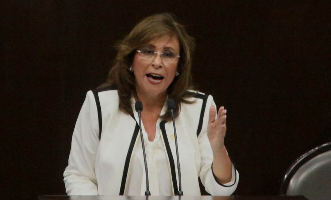 La diputada Norma Rocío Nahle García, del Movimiento Regeneración Nacional, entregó la primera iniciativa de su grupo parlamentario, relativa a la ley de austeridad. Foto: Lucía Godínez