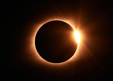 Cuándo se verá el eclipse solar híbrido que oscurecerá el cielo