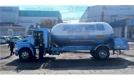 Policías del Edomex detienen a conductor de pipa que trasladaba hidrocarburo de dudosa procedencia