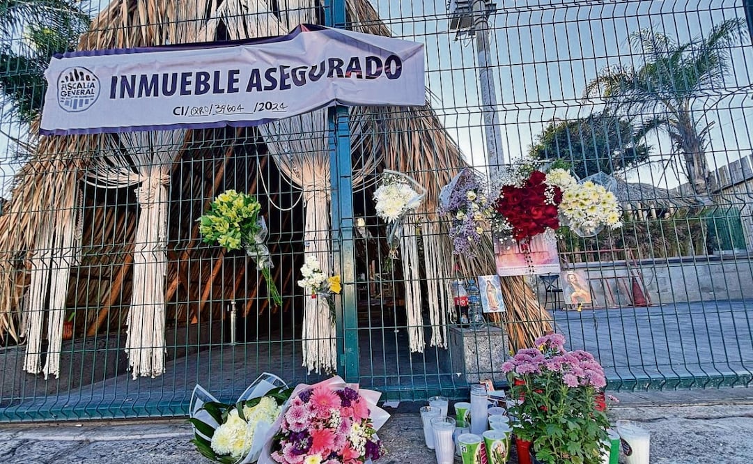 Vecinos del lugar improvisaron un altar con veladoras y flores afuera del
bar, en memoria de las víctimas del ataque. Foto: Demian Chávez / EL UNIVERSAL
