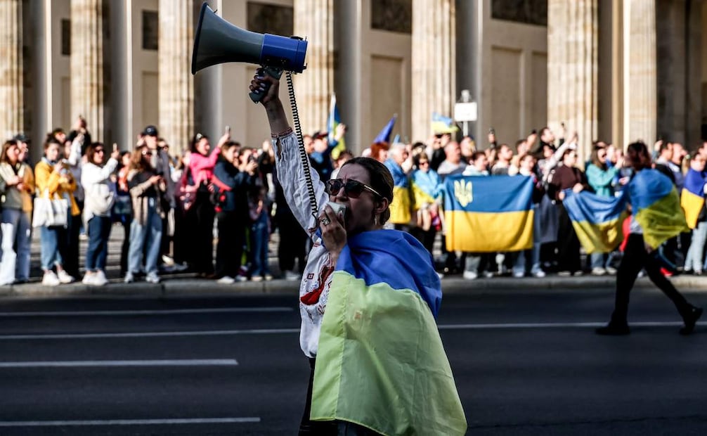 Manifestantes participan en una manifestación para conmemorar el Día de la Independencia de Ucrania en Berlín, Alemania, el 24 de agosto de 2025. Los ucranianos conmemoran el 34.º aniversario de su independencia de la Unión Soviética en 1991. Foto: EFE
