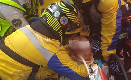 Video. Así fue el rescate de un hombre que quedó prensado tras carambola en Insurgentes Norte