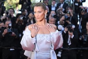 Bella Hadid impone moda en Cannes con bikinis de impacto, joyas millonarias y looks metálicos. (Photo by Olivier CHASSIGNOLE / AFP)