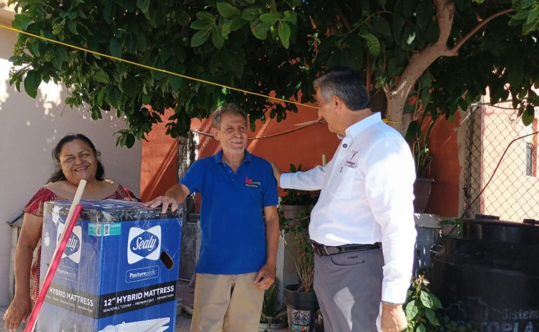 Gobernador de Tamaulipas, Américo Villarreal durante su recorrido en la colonia Juan Escutia afectada por las inundaciones en Reynosa (12/04/2025). Foto: Sandra Tovar / EL UNIVERSAL