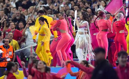 Camila Cabello prende la Champions con show latino