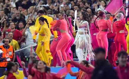 Camila Cabello prende la Champions con show latino