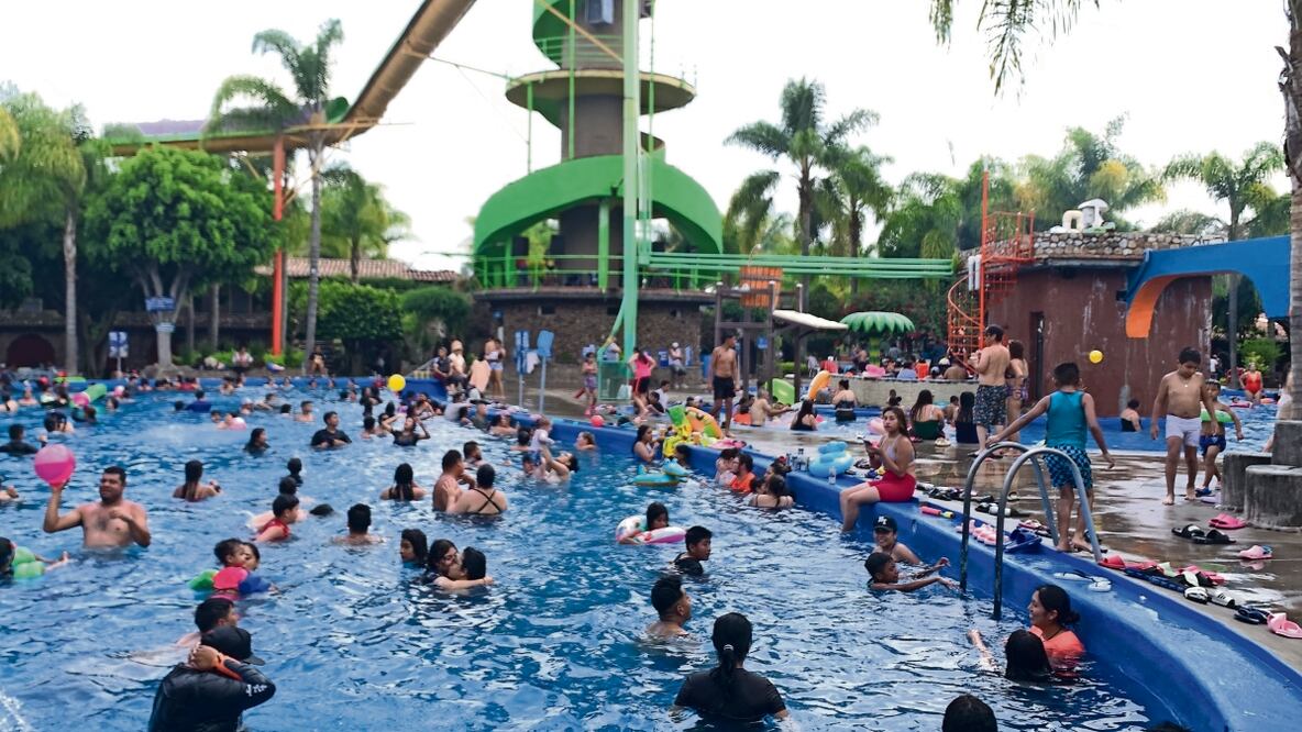 El caluroso clima ha hecho que los balnearios y parques acuáticos que hay en la entidad tengan una mayor afluencia de visitantes. Foto: de Carlos Arrieta