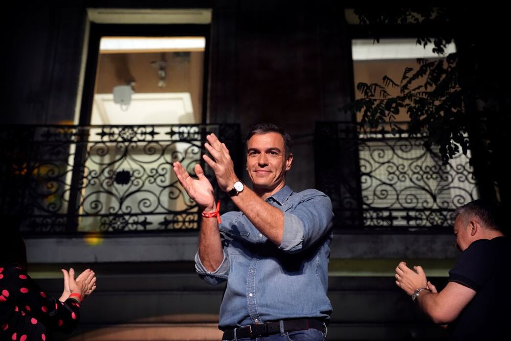 Pedro Sánchez, líder del PSOE y presidente del gobierno español, celebra los resultados de las elecciones de este 23 de julio de 2023, que lo dejan en posibilidad de mantener el cargo. FOTO: EMILIO MORENATTI. AP