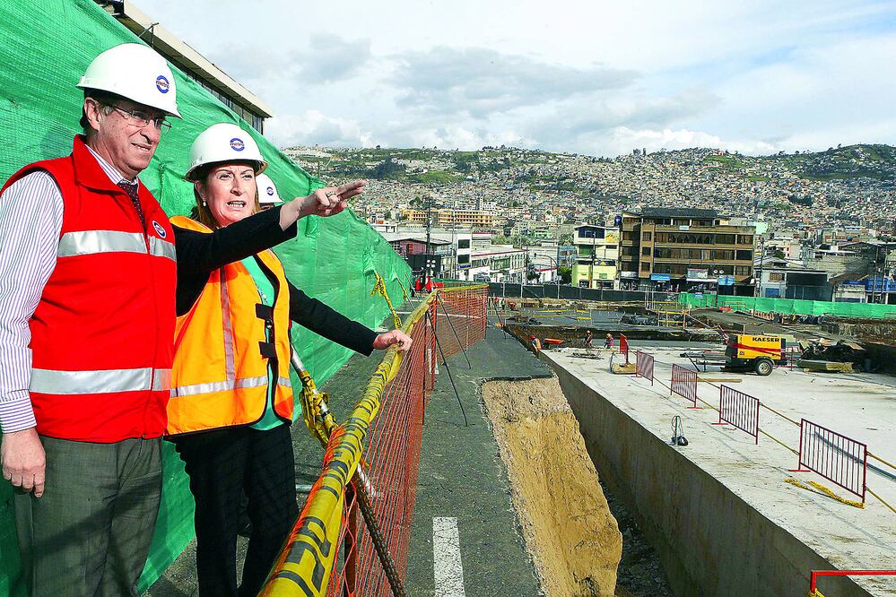 La ministra española de Fomento, Ana Pastor (der.), junto al gerente general del Metro de Quito, Édgar Jácome, en las obras del metro efectuadas por la empresa española Acciona en noviembre de 2013 en la capital ecuatoriana (ARCHIVO)