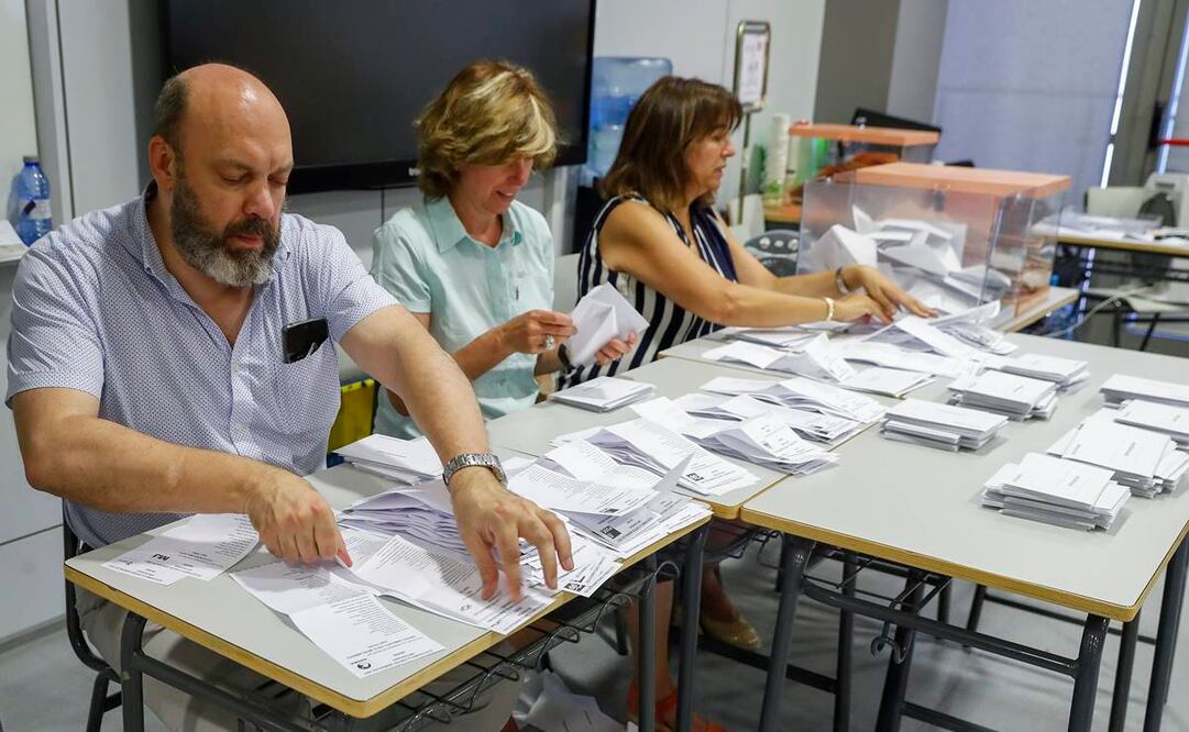 Recuento de votos durante jornada electoral en España. Foto: EFE