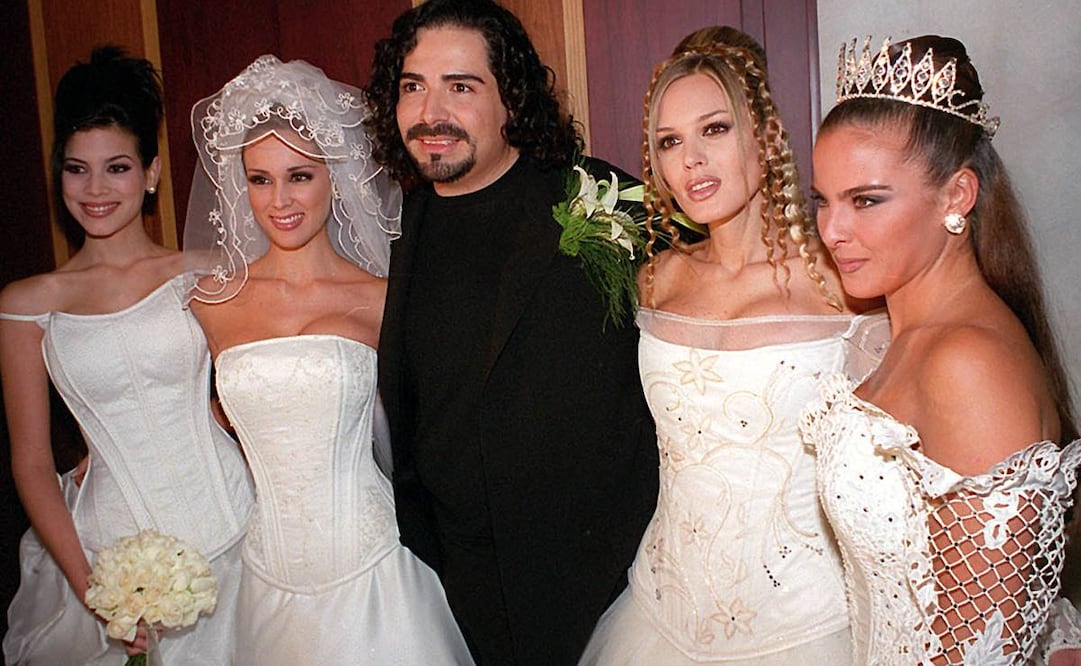 Una de las huellas de Héctor Terrones en la moda nacional fue la popularización de los vestidos de novia y quinceañera que destacan el corset. En la foto del año 2000, a su derecha, lo acompañan Jacqueline Bracamontes y Kate del Castillo. Foto: Victor Hugo Ortiz/EL UNIVERSAL.