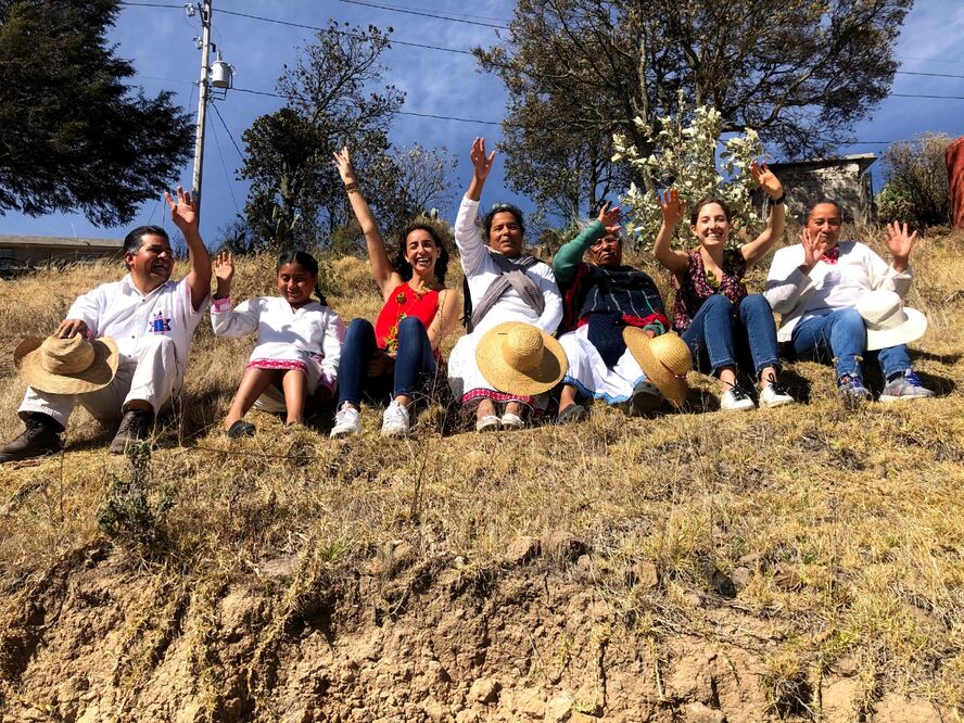 Crean cuna artesanal con técnica Otomí