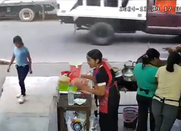 VIDEO: Cámaras de seguridad captan momento en que mujer lanza aceite hirviendo a empleada de una fonda en Xalapa