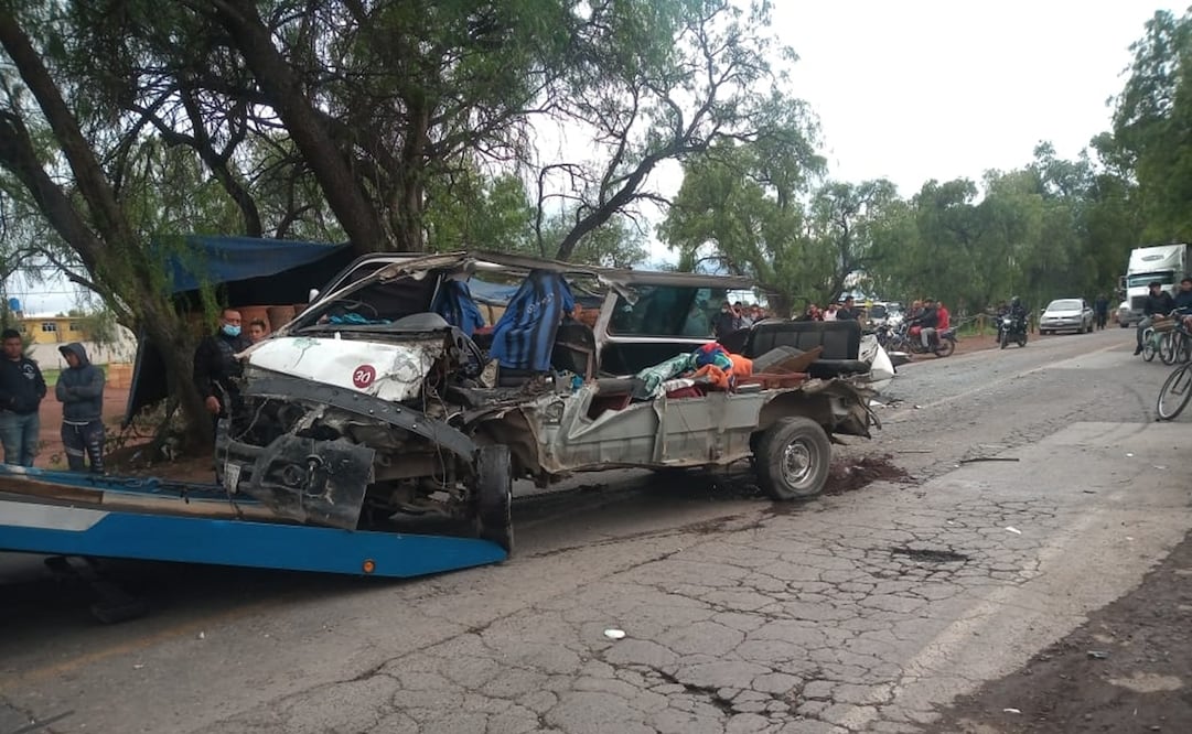 Pese a que la camioneta quedó totalmente destrozada, en el lugar no se registró el deceso de algún pasajero. Foto: Especial