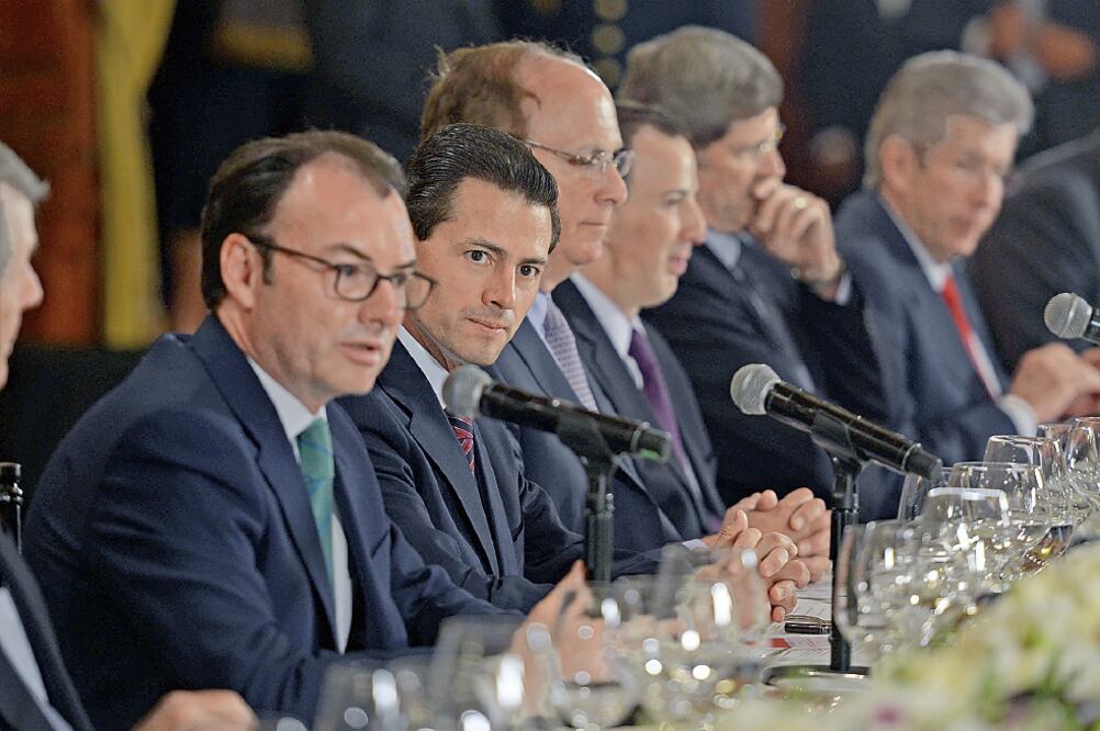 En Palacio Nacional, el presidente Enrique Peña Nieto se reunió con integrantes del Consejo de Administración de BlackRock. Lo acompañaron los secreta r io s de Hacienda, Luis Videgaray, y de Relaciones Exteriores, José Antonio Meade (ESPECIAL)