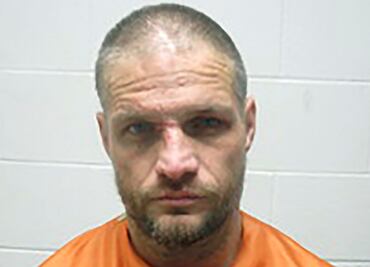 Roba camioneta en EU; al huir encuentra un pasajero dormido y ¡una cabra!