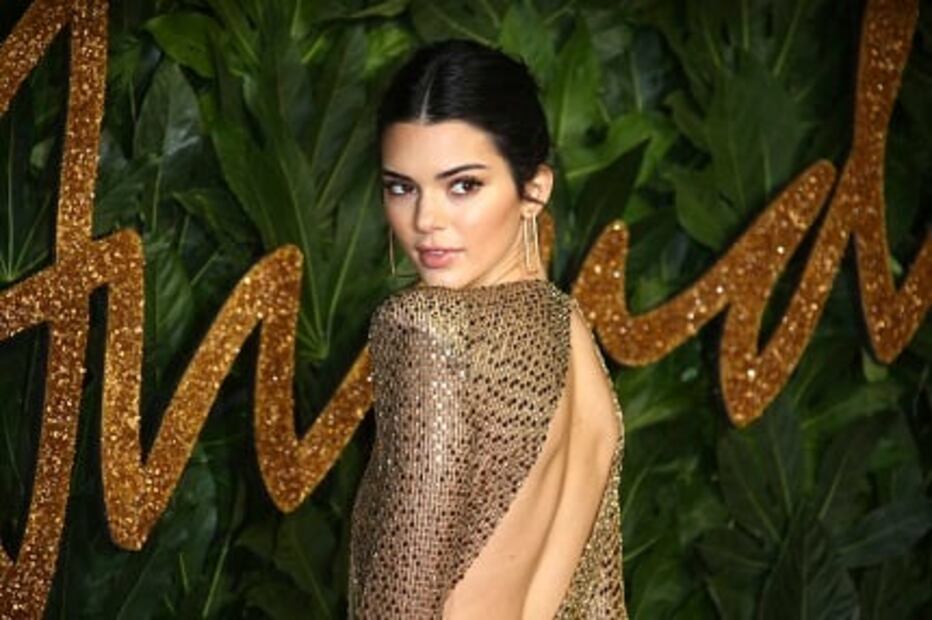 Kendall Jenner deja ver sus panties en los British Fashion Awards