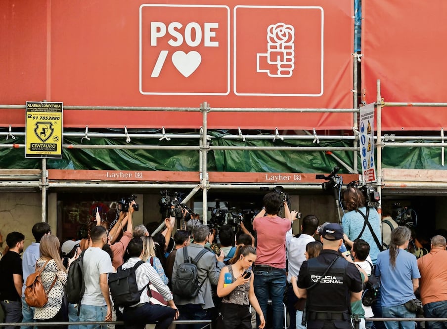 Integrantes de la prensa, frente a la sede del Partido Socialista Obrero Español (PSOE) en Madrid. Foto: Oscar del Pozo/ AFP