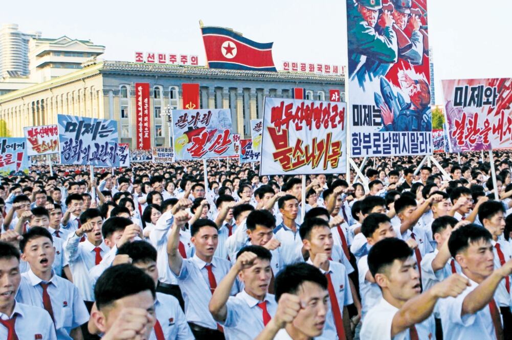 Miles de norcoreanos se manifestaron ayer en Pyongyang para expresar su respaldo al gobierno de su líder Kim Jong-un y rechazar las sanciones económicas que le impuso el Consejo de Seguridad de la ONU al país, en respuesta a sus ensayos con misiles (AP)