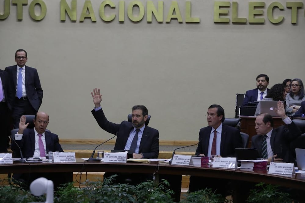 Lorenzo Córdova consejero presidente del INE en votaciones durante la sesión en CDMX (LUIS CORTÉS. EL UNIVERSAL)