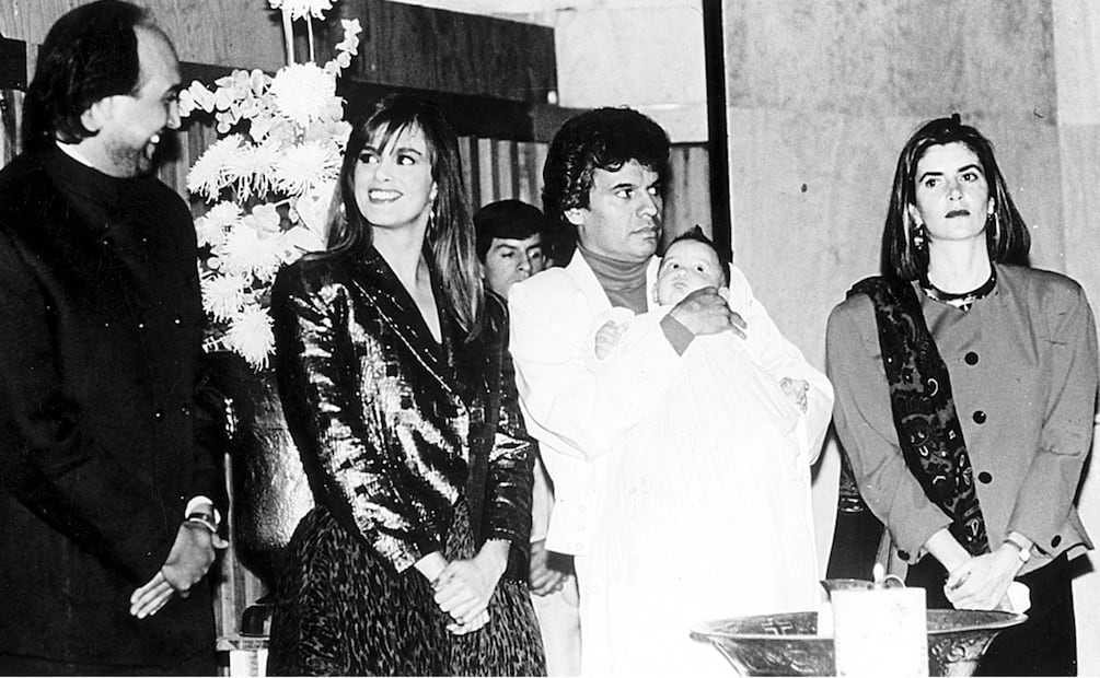 Pedro Torres y Lucía Méndez comparten miradas en el bautizo de su hijo Pedro Antonio; Juan Gabriel fue el padrino. 
Fototeca EL UNIVERSAL.