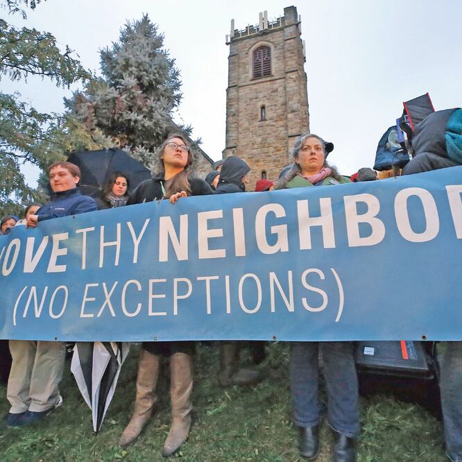 Anoche se realizó una vigilia en Squirrel Hill, Pittsburgh, donde se ubica la sinagoga Tree of Life. En la mañana, un sujeto irrumpió en el lugar y mató a 11. (GENE J. PUSKAR. AP)