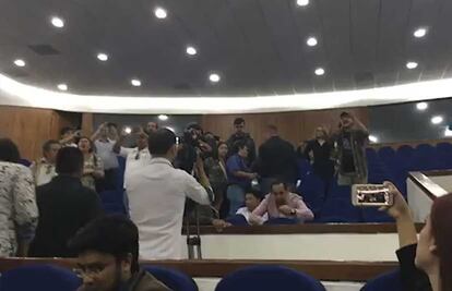 Diputados se enfrentan con ciudadanos en San Luis Potosí