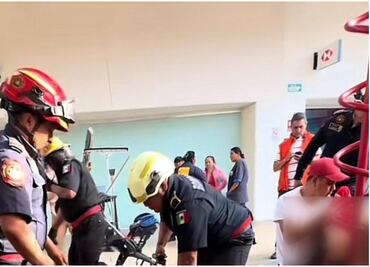 Rescatan a niño atorado en juego de plaza comercial en Yucatán; fue auxiliado por los bomberos