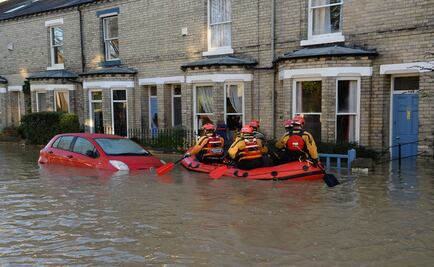 Desalojan a cientos en Inglaterra