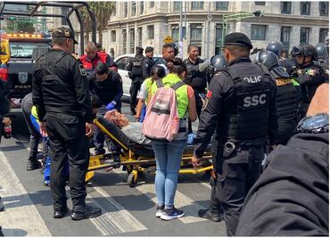 Unidad del Metrobús embiste a mujer en Eje Central; víctima resulta con lesiones