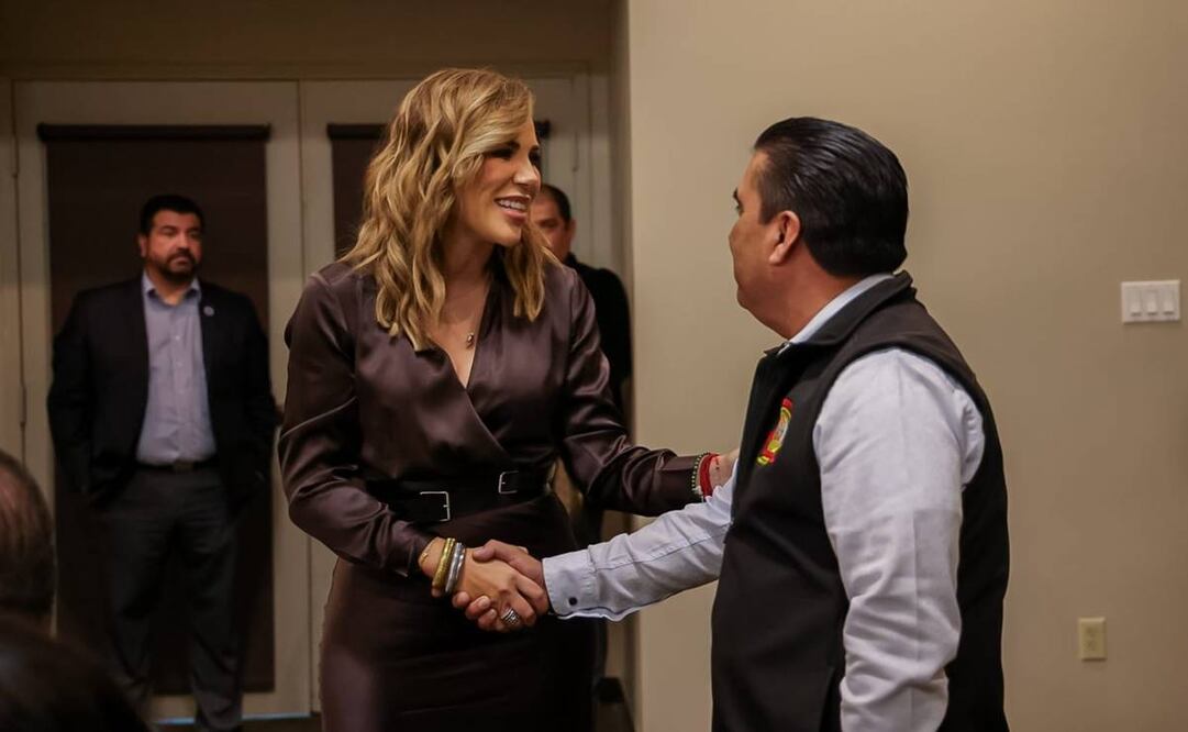 Marina del Pilar, gobernadora de Baja California, junto con el líder sindical Guillermo Aldrete / Foto: Especial