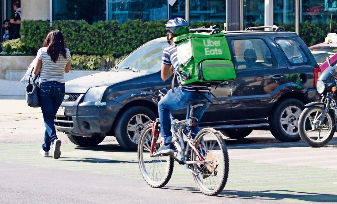 De personas físicas que dan servicio por internet de transporte y reparto de comida, entre otros, el fisco recaudó 447 mdp al cierre marzo de 2024. Foto: Archivo | El Universal