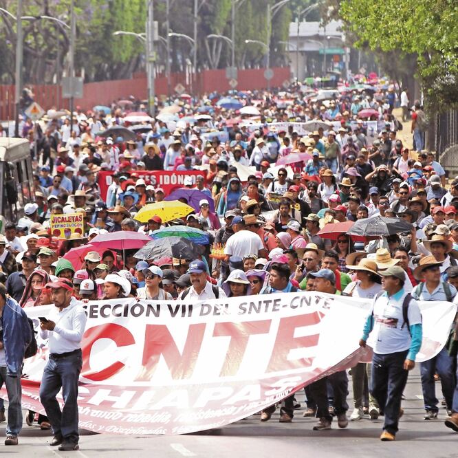 Eloy López Hernández, secretario general de la sección 22 de Oaxaca, aseguró que en las filas del magisterio disidente no hay “receso”, por lo que la CNTE se encuentra en “alerta máxima” ante una posible aprobación de la reforma educativa. EFE