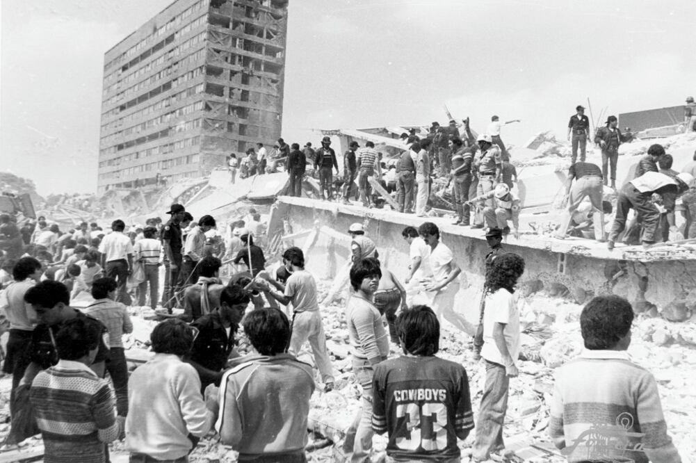 Maniobras de rescatistas en las ruinas del edificio Nuevo León, que se encontraba en el conjunto habitacional Nonoalco Tlatelolco. (JESÚS FONSECA / EL UNIVERSAL)