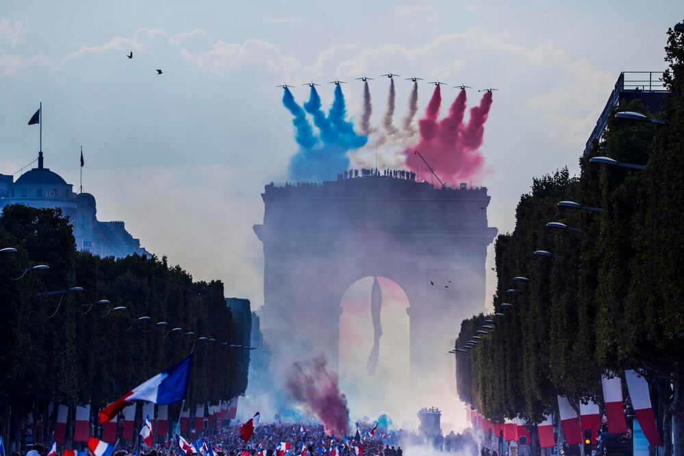 Festejos en París después de conseguir el título ante Croacia. Foto: EFE.
