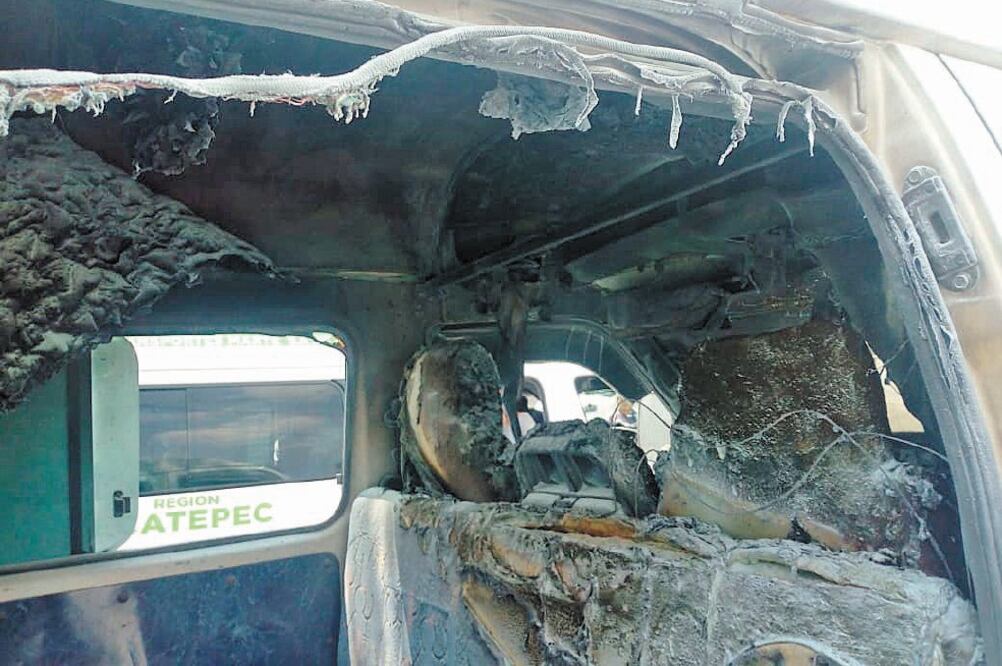 Restos de una de las camionetas atacadas ayer en Ecatepec. Líderes de transportistas afirman que así los presionan para pagar “renta”. / CORTESÍA