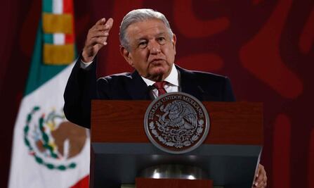 AMLO pide que no se rasguen las vestiduras quienes traicionaron a la patria al votar contra reforma eléctrica